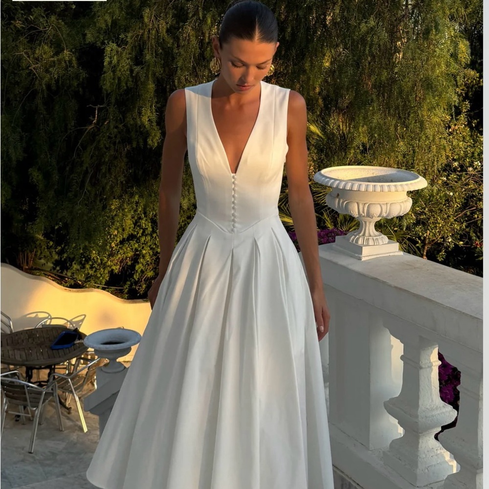 Meshki White V-Neck Sleeveless Bridal Dress